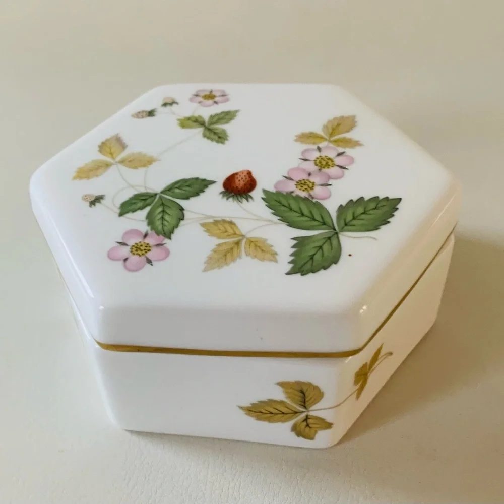 Wedgwood wild strawberry trinket box